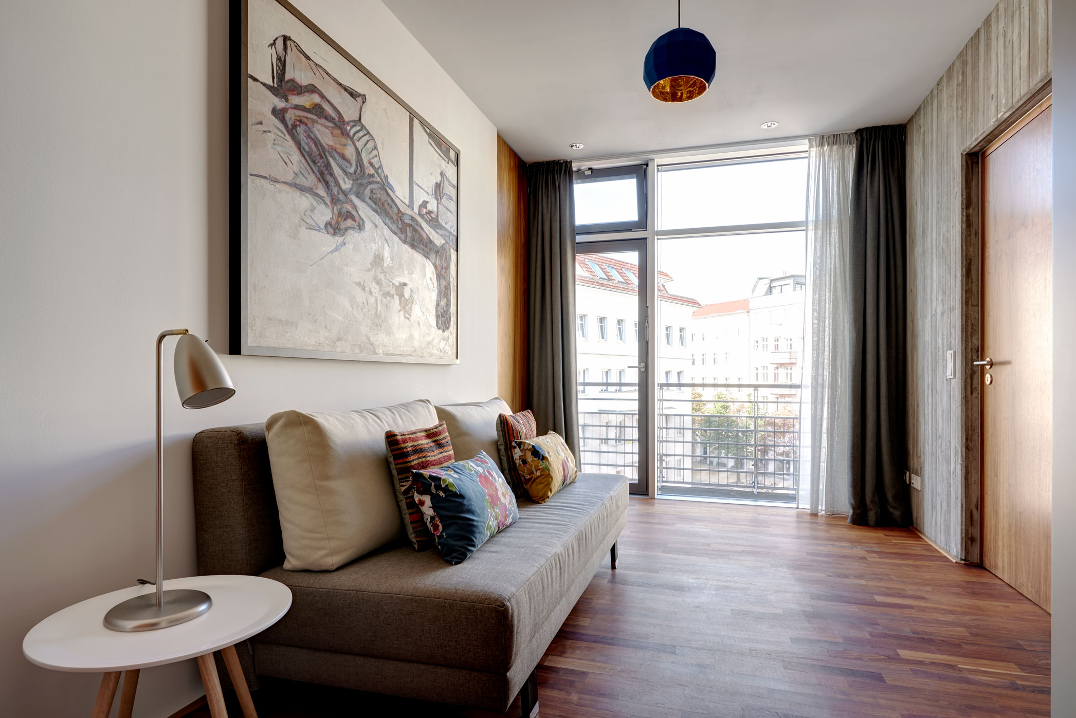 Dwell.25-apartment-prenzlauerberg-berlin-g&auml;stezimmer
