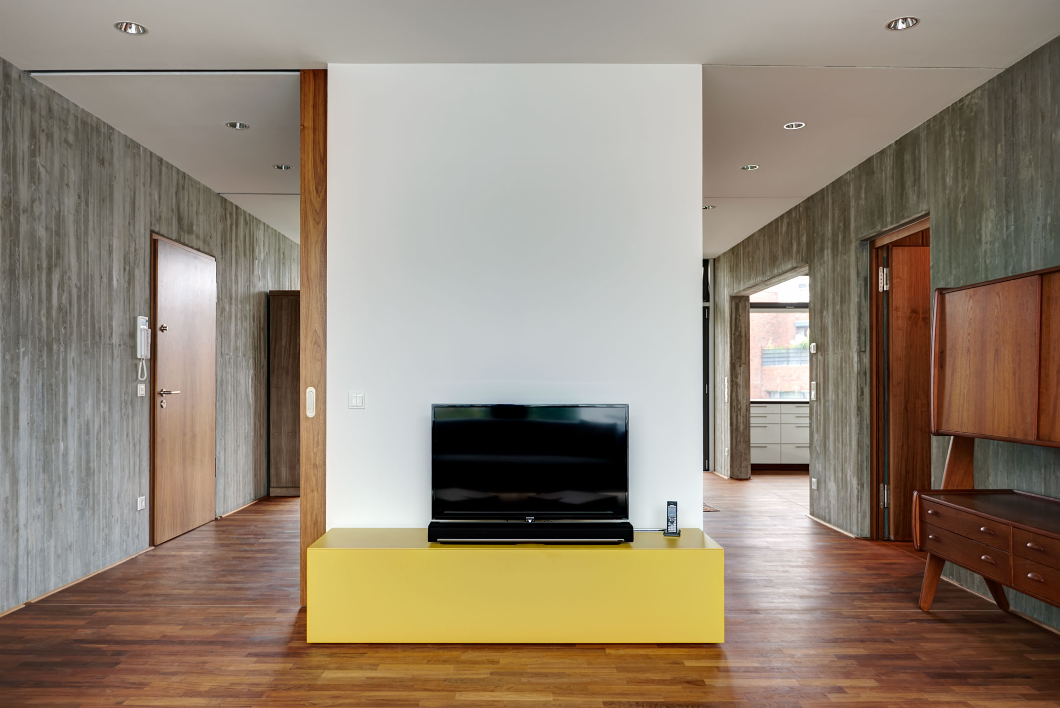 Dwell.25-apartment-prenzlauerberg-berlin-wohnzimmer-2