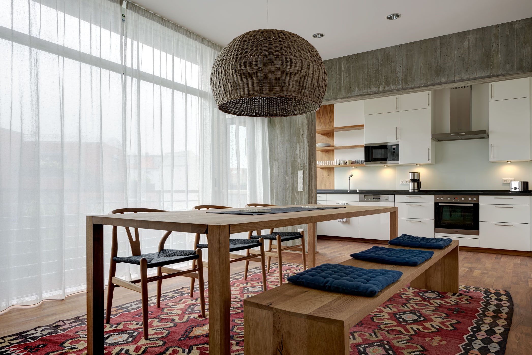 Dwell.25-apartment-prenzlauerberg-berlin-esszimmer