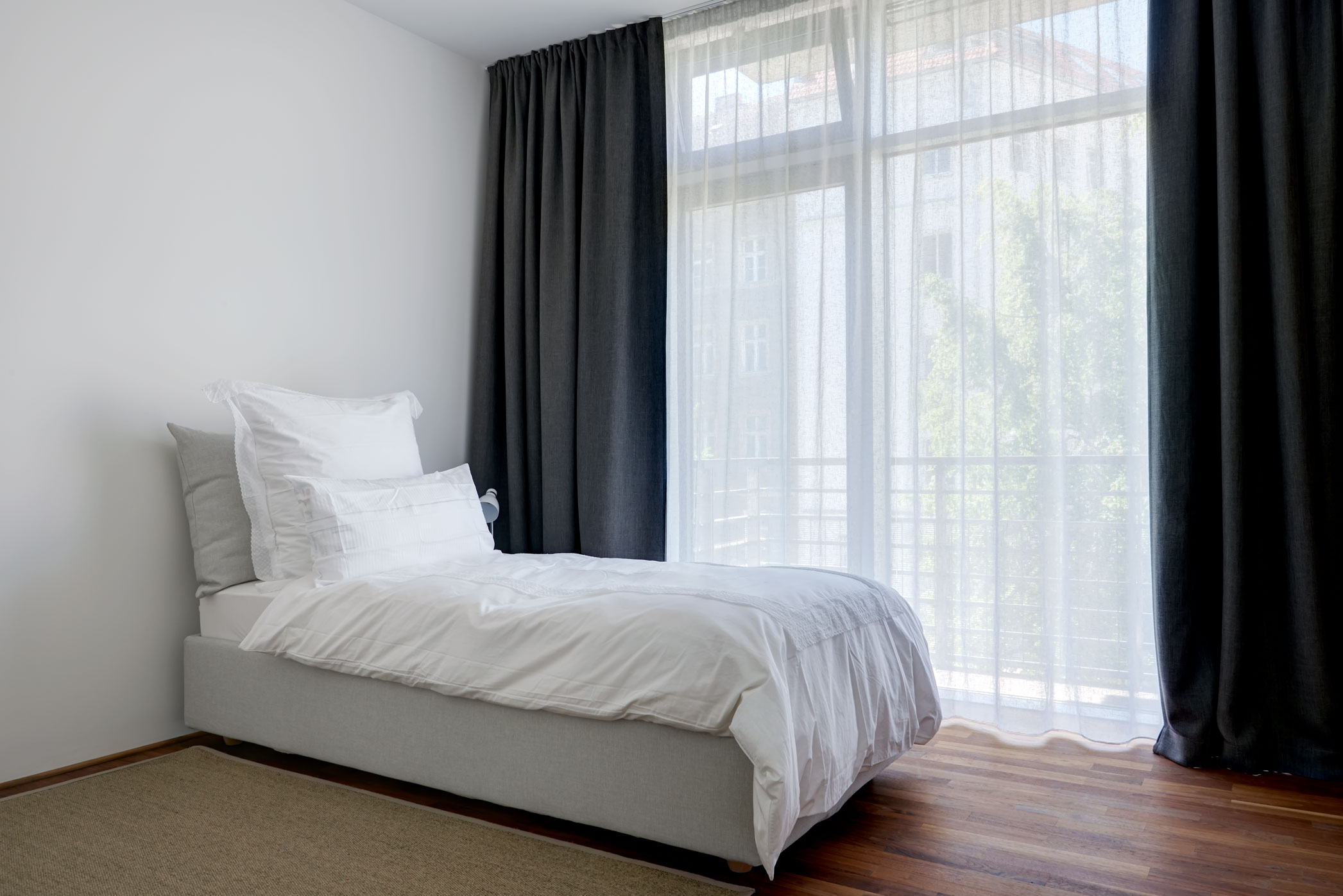 Dwell.25-apartment-prenzlauerberg-berlin-g&auml;stezimmer-schlafzimmer