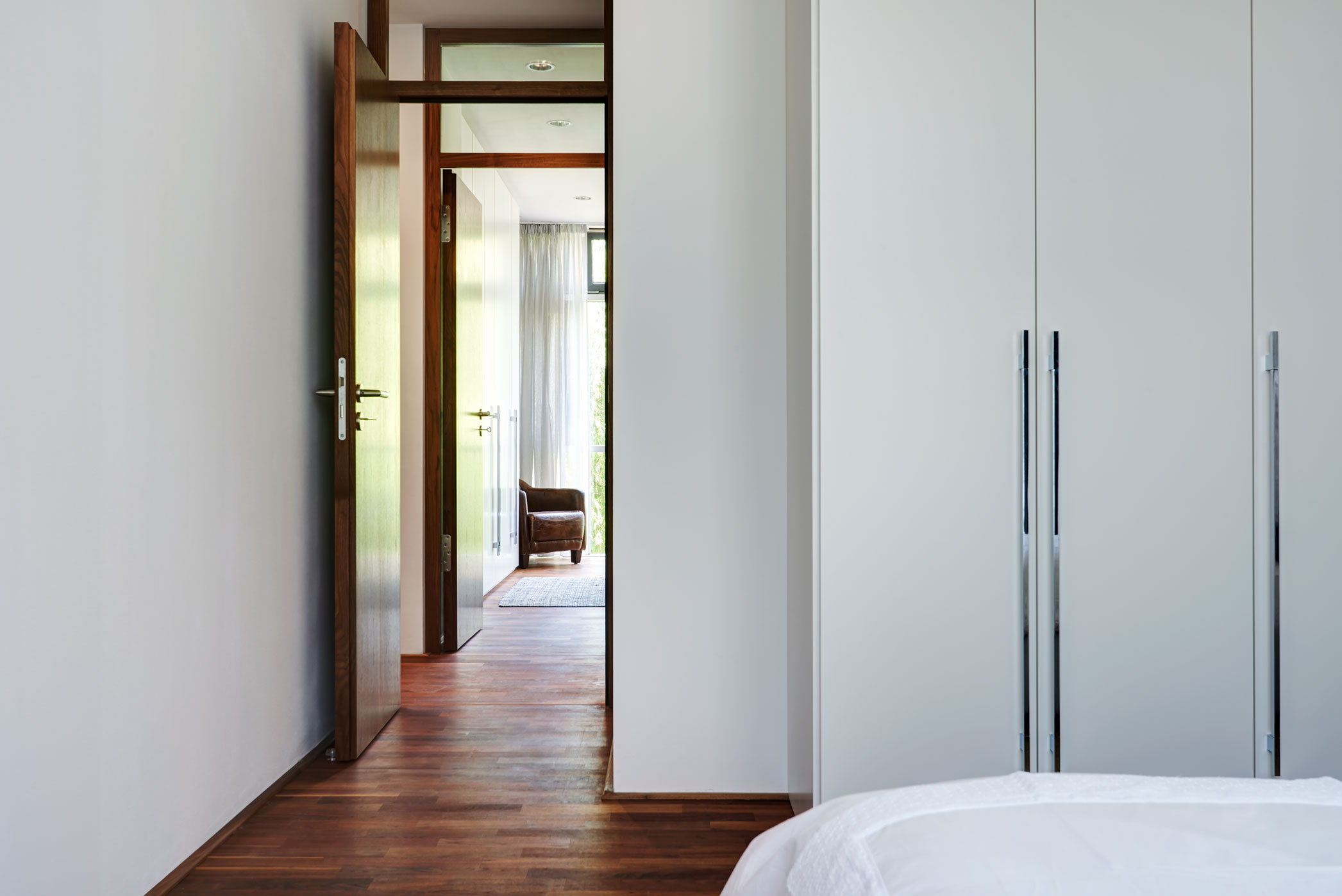 Dwell.25-apartment-prenzlauerberg-berlin-g&auml;stezimmer-schlafzimmer