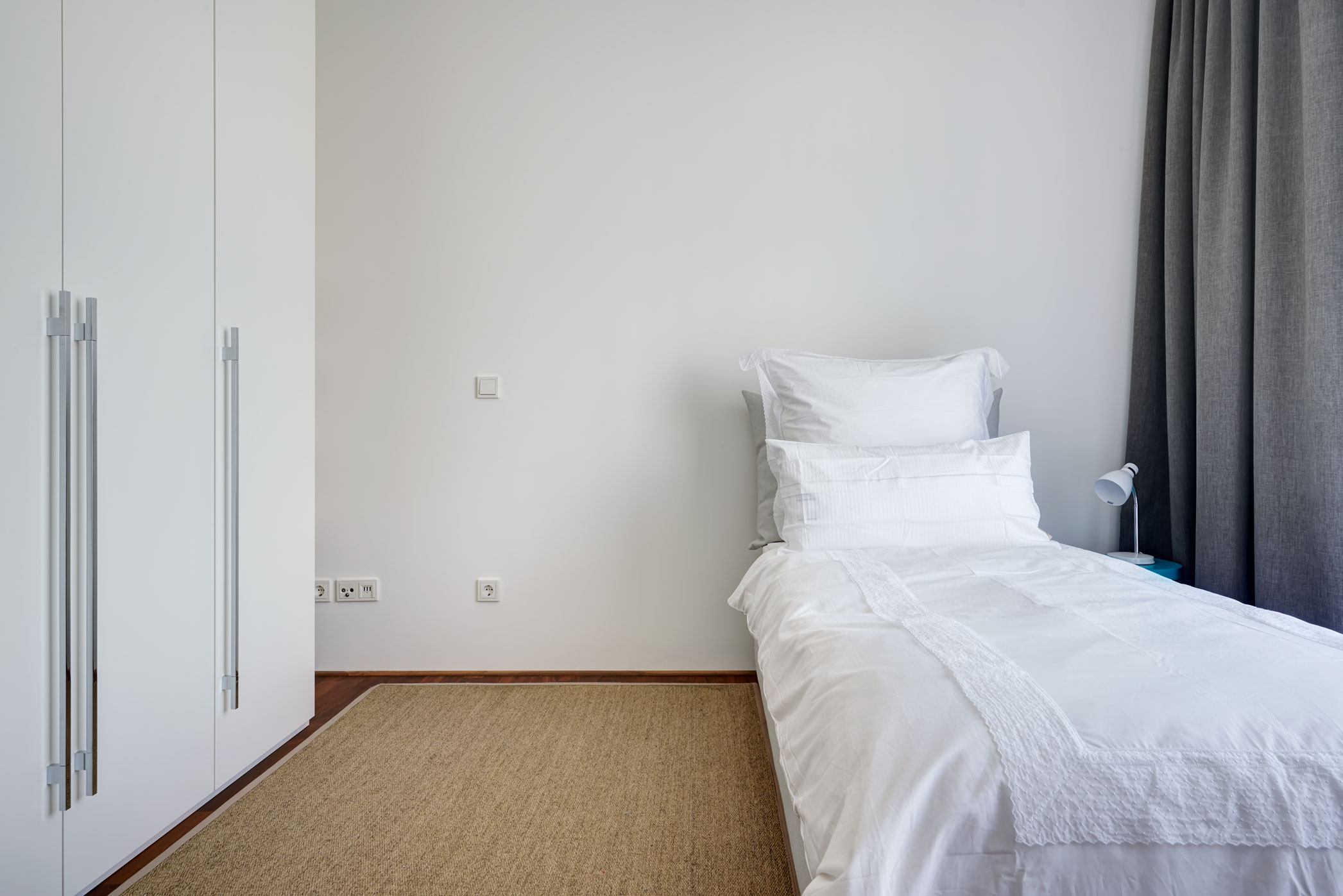 Dwell.25-apartment-prenzlauerberg-berlin-g&auml;stezimmer-schlafzimmer