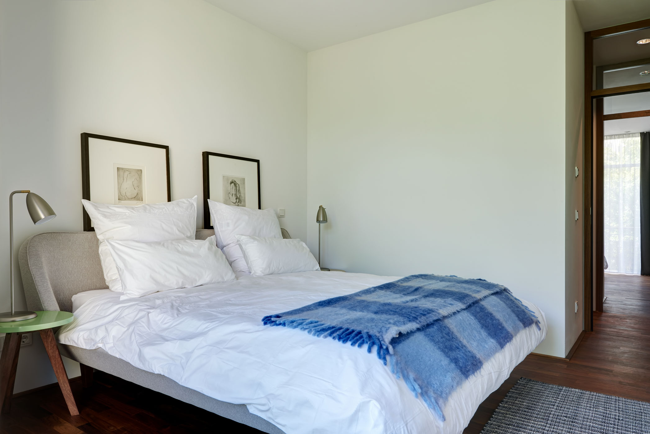 Dwell.25-apartment-prenzlauerberg-berlin-g&auml;stezimmer-schlafzimmer