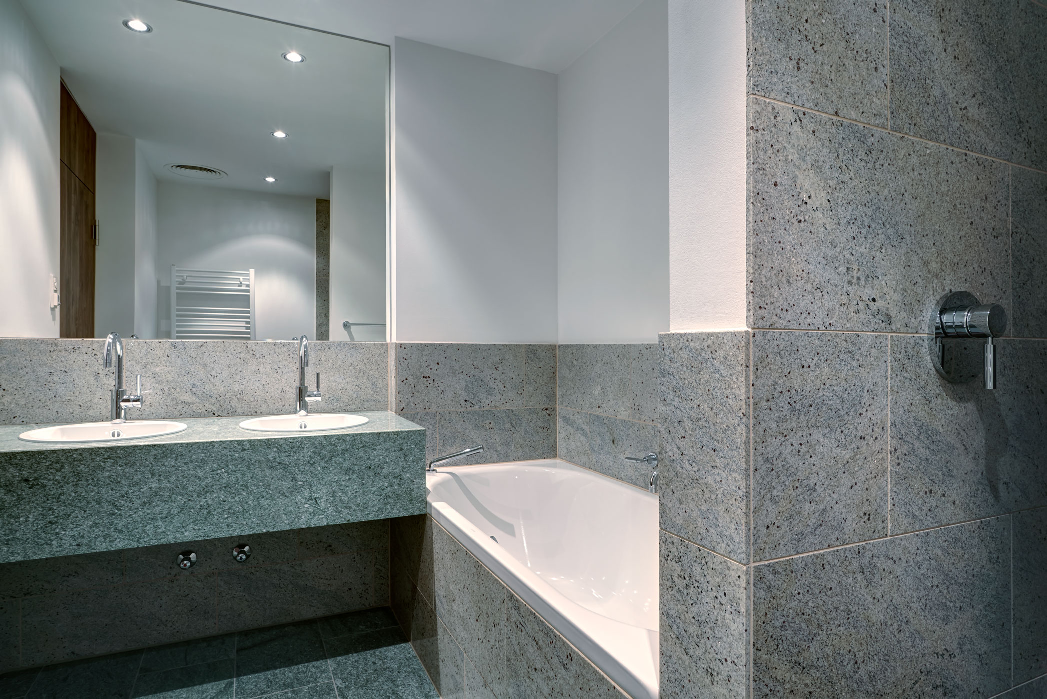 Dwell.25-apartment-prenzlauerberg-berlin-Badezimmer-dusche-badewanne